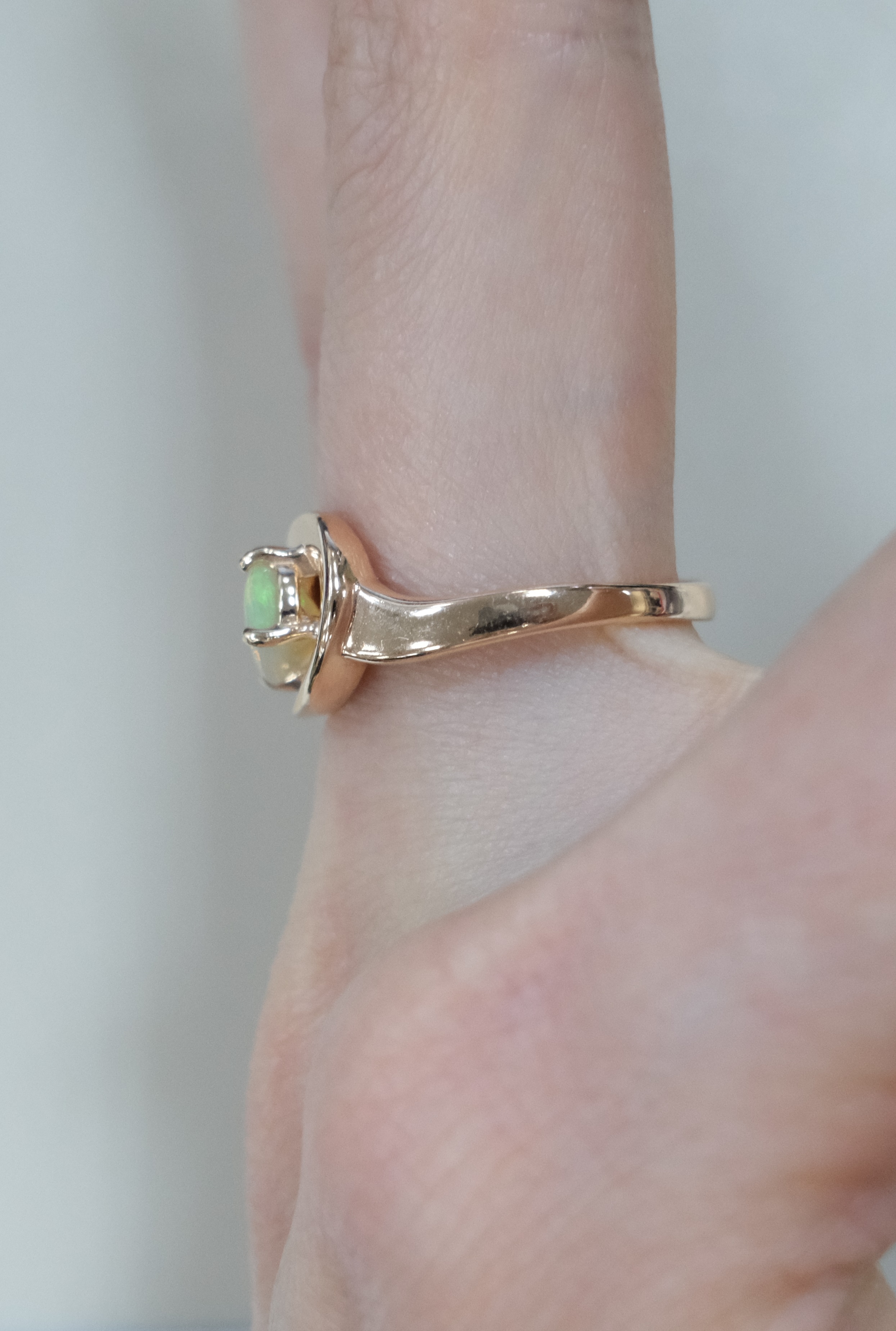 Серебряное кольцо с опалом